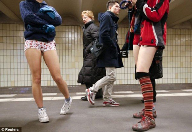 Các hành khách 'không quần' đang đứng chờ xe tại ga tàu điện ngầm